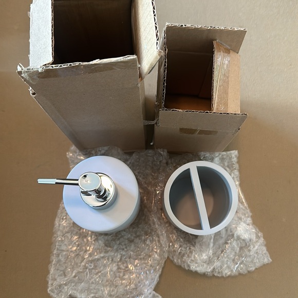 Sweet Home Collection , Lotion Pump/Soap Dispenser Toothbrush Holder, Moderno - Picture 4 of 4